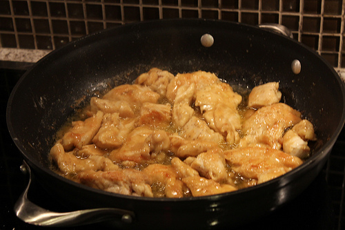 Hühnchen für Piccata-Rezeptnudeln kochen