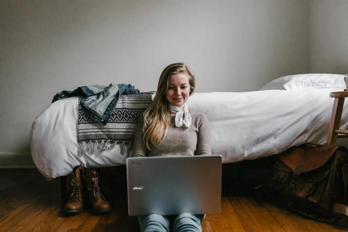 Fată care lucrează la laptop la domiciliu - Locuri de muncă legitime