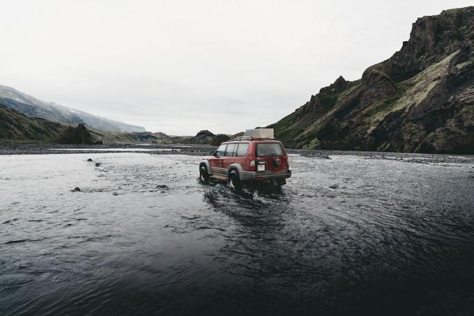 Gāzes izplūdes SUV upes gultnes kalni