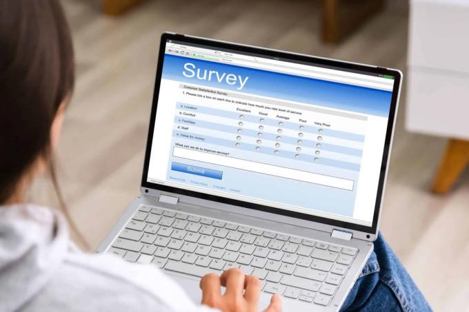 femeie care completează un sondaj online pe un laptop
