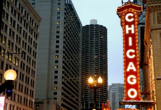 Chicago-bord bij het theater in de stad 's nachts