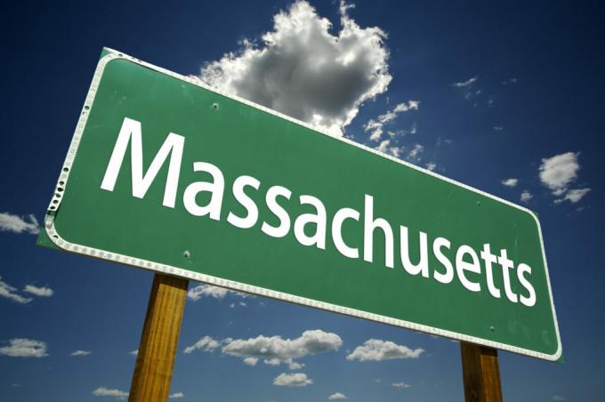 Massachusetts Road Sign dengan awan dan langit yang dramatis.