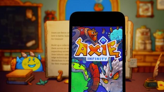 Axie Infinity pogled na telefon i radnu površinu