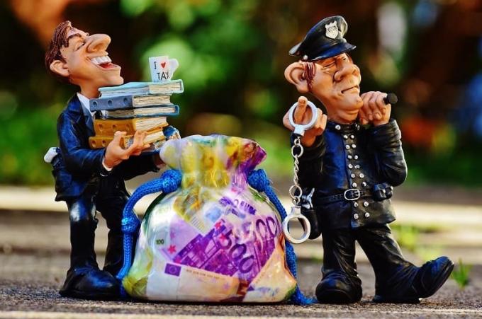 evaziune fiscală și figurine polițiste