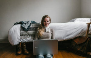 집에서 노트북으로 일하는 소녀 - 합법 채용
